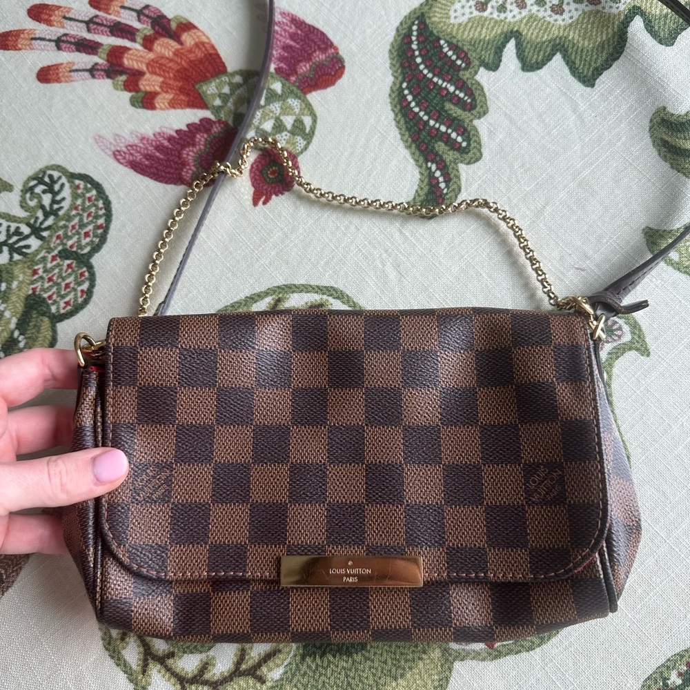 Louis Vuitton favorite handbag. Great condition.